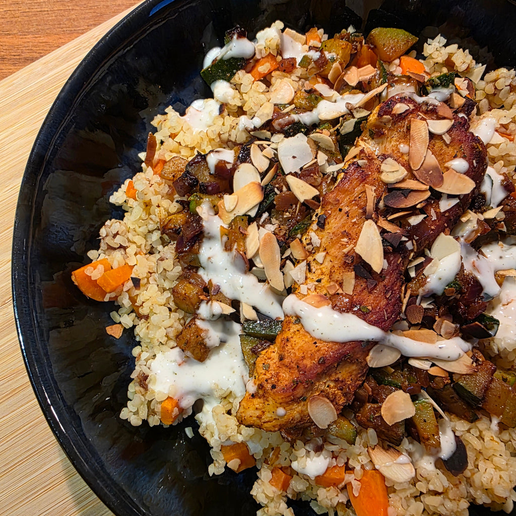 Bulgurbowl met courgette, wortel en kip