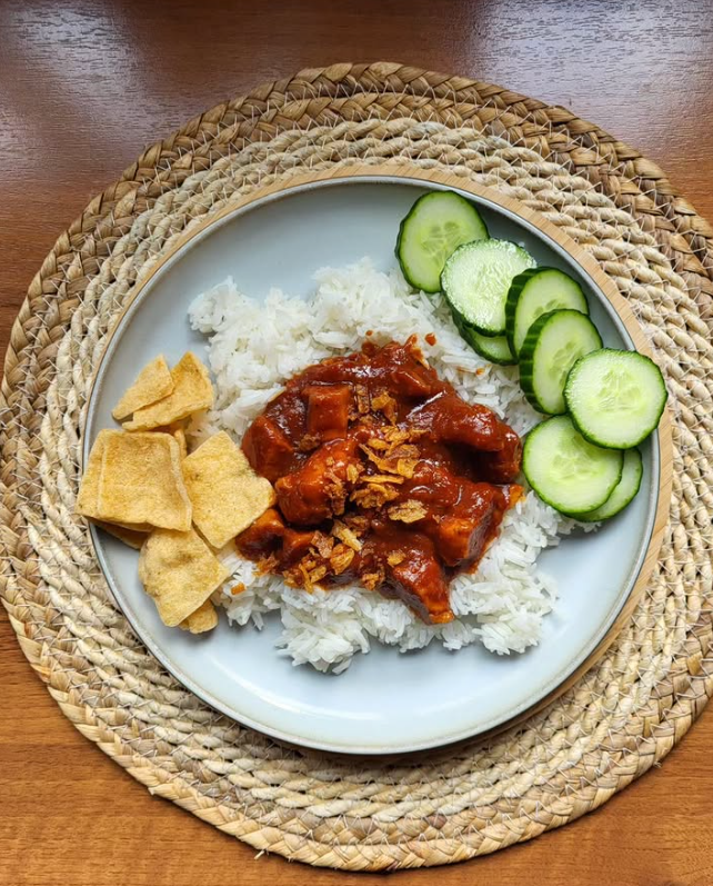 Hete kip met basmati rijst en komkommer