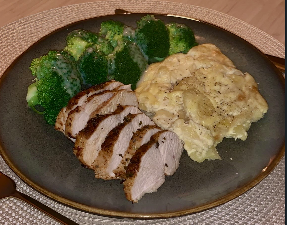 Afbeelding frisse kip uit de oven met aardappelgratin en geblancheerde broccoli